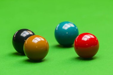 Snooker ball snooker kulübünde yeşil snooker masada