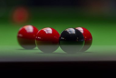 Snooker ball snooker kulübünde yeşil snooker masada