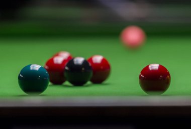 Snooker ball snooker kulübünde yeşil snooker masada
