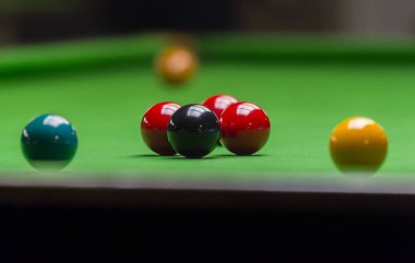 Snooker ball snooker kulübünde yeşil snooker masada