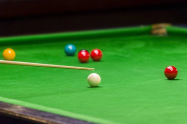 Snooker ball snooker kulübünde yeşil snooker masada