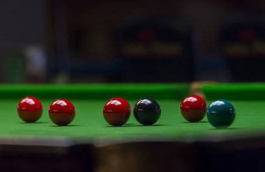 Snooker ball snooker kulübünde yeşil snooker masada