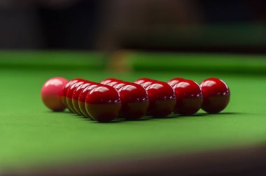 Snooker ball snooker kulübünde yeşil snooker masada