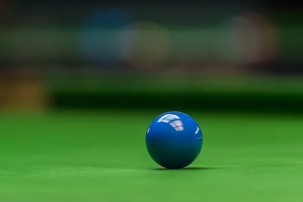 Blauer Snookerball Auf Grünem Tischhintergrund Stockfoto