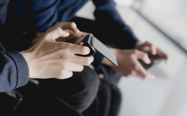 Cep telefonunda oyun oynama çeşitli Arkadaş grubu