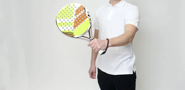 tek bir beyaz adam Padel tenisçi beyaz arka plan üzerinde izole çalmaya