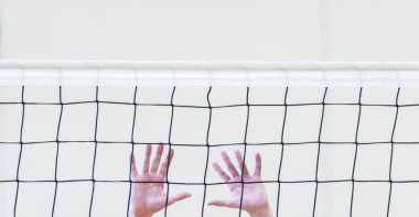 adam elleriyle net Voleybol