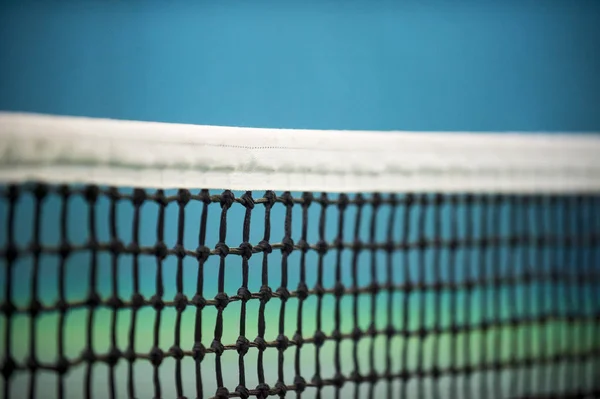 Red Cancha Tenis Sobre Fondo Pared Azul — Foto de Stock