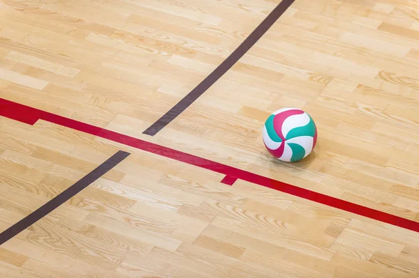 Holzboden Des Volleyballfeldes Mit Ball Isoliert Auf Schwarz Mit Kopierraum — Stockfoto