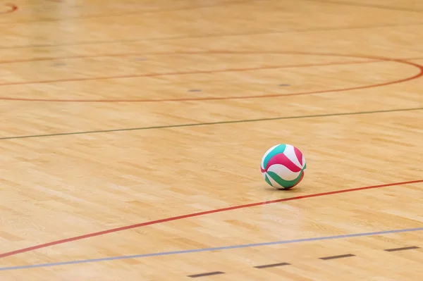 Parke Voleybol sahası üzerinde voleybol topu