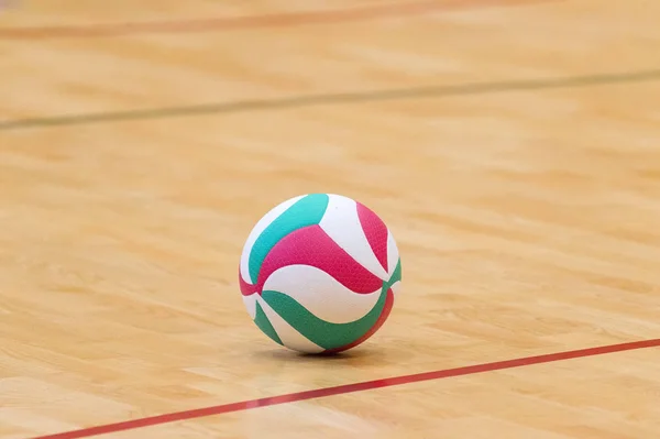 Holzboden Des Volleyballfeldes Mit Ball Isoliert Auf Schwarz Mit Kopierraum — Stockfoto