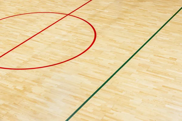 木製の床のバレーボール フットサル バスケット ボール 木製の床 屋内ジム コートの線をマーキングがあるスポーツ ホールの木製の床を光の効果でバドミントン コート — ストック写真