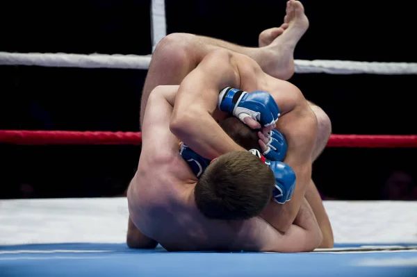 Gemengde Martial Strijders Grond Van Arena Tijdens Wedstrijd Twee Mma — Stockfoto