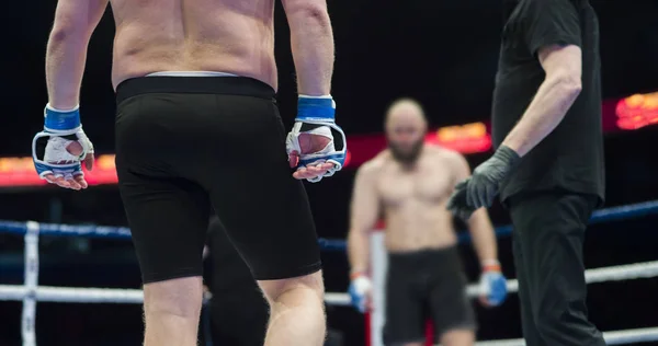 Lutadores Marciais Mistos Chão Arena Durante Competição Lutador Mma Luta — Fotografia de Stock