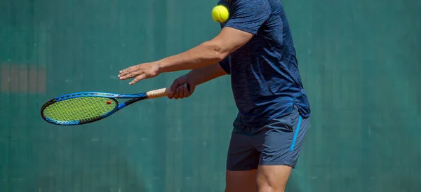 테니스 테니스 라켓을 스윙의 — 스톡 사진