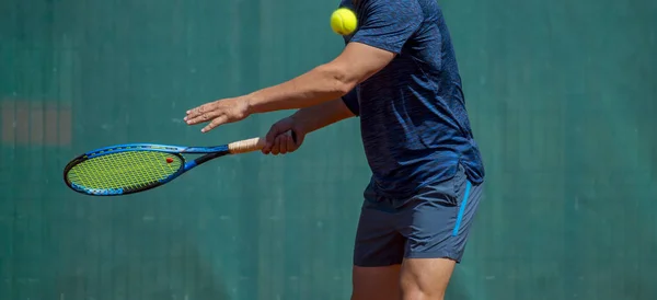 Photo Rapprochée Homme Balançant Une Raquette Tennis Lors Match Tennis — Photo