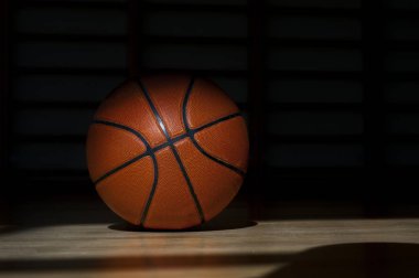 parke ile siyah arka plan üzerinde basketbol topu