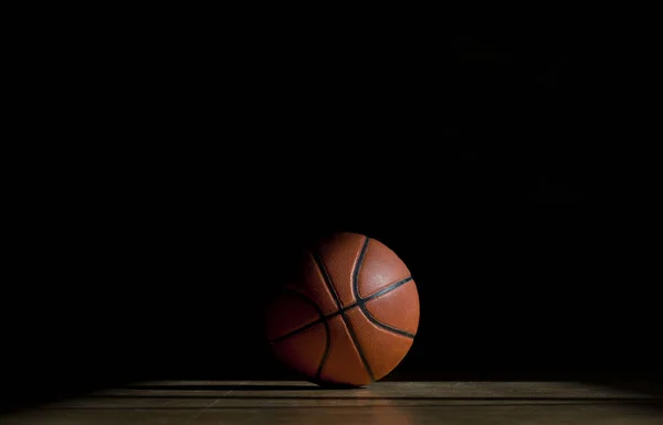 Basketbal Bal Het Parket Met Zwarte Achtergrond — Stockfoto