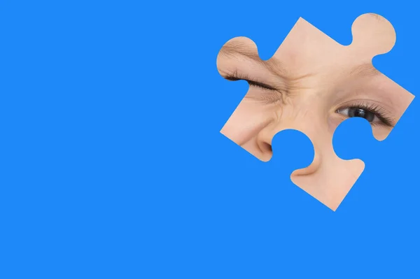 Kind Spioniert Durch Ein Blaues Puzzle Symbol Des Autismus Bewusstseins — Stockfoto