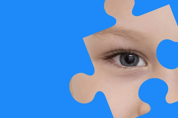 Kind Spioniert Durch Ein Blaues Puzzle Symbol Des Autismus Bewusstseins — Stockfoto