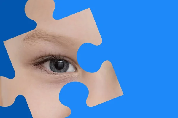 Miúdo Espia Através Puzzle Azul Símbolo Consciência Autismo — Fotografia de Stock