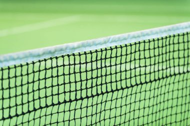 Tenis Kortu yeşil duvar arka plan üzerinde net