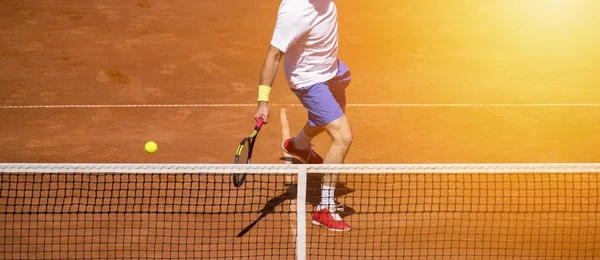 Férfi Teniszező Akcióban Pályán Egy Napsütéses Napon — Stock Fotó