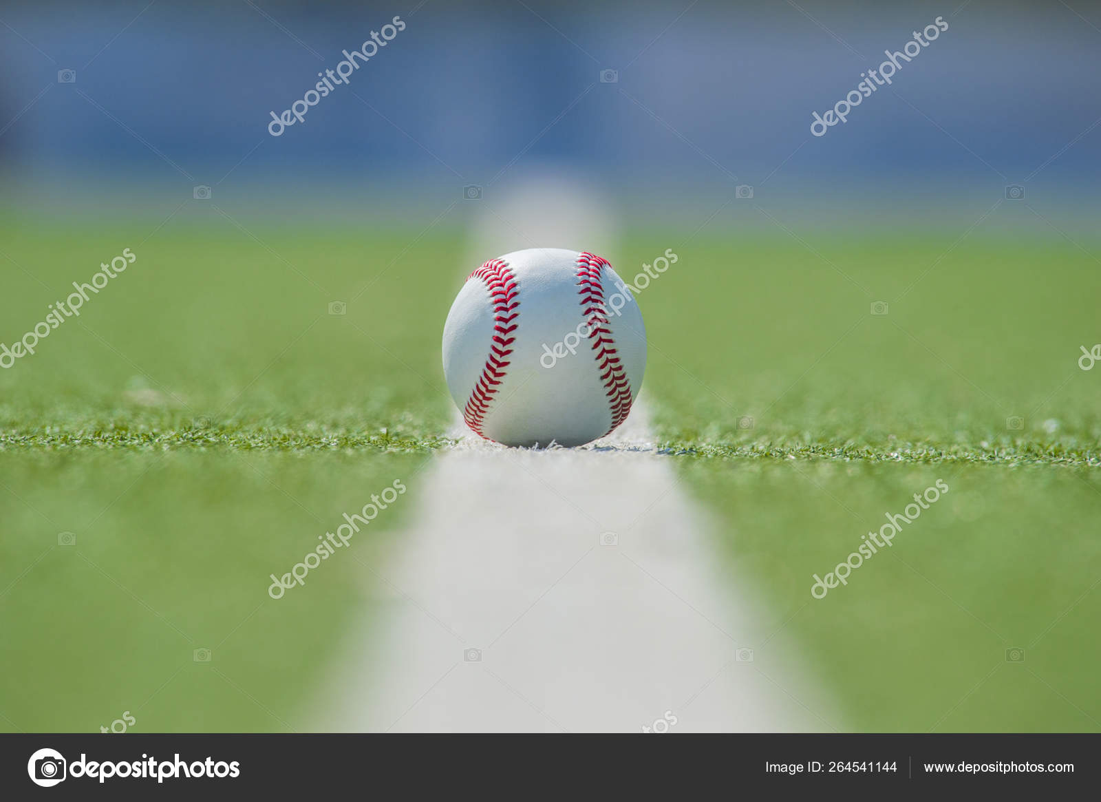 Balle blanche pour jouer au baseball sur le fond d'herbe — Photo de stock  par ©sportoakimirka - 264541144, image size:1600x1165