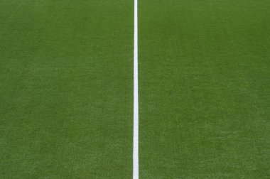 Beyaz çizgi işaretleri ile yapay yeşil çim doku arka plan