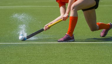 Kadın çim hokeyi oyuncusu modern bir takım arkadaşı geçen, w