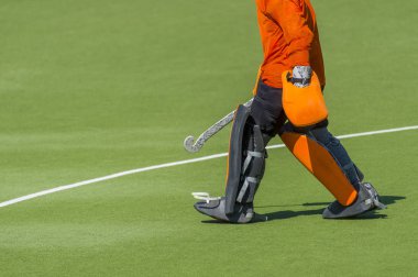 Çim hokeyi kaleci yeşil çimenlerin üzerinde