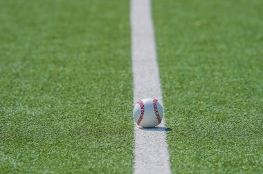 Arka planda beyzbol oynamak için beyaz top