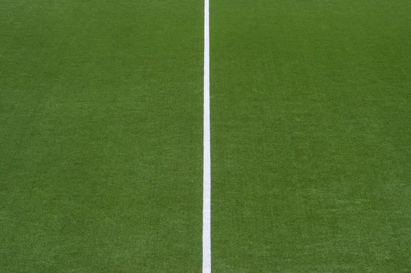 Artificiale verde tappeto erboso texture sfondo con segni di linea bianca — Foto Stock
