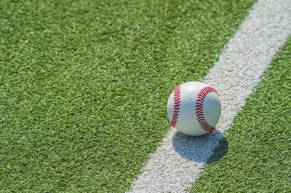 Bola blanca para jugar béisbol en el fondo de hierba — Foto de Stock