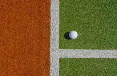 Astro çim üzerinde beyaz gamze hokey topu