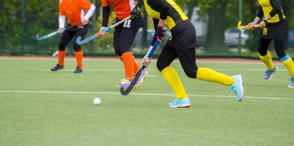 Tres Mujeres Luchan Por Control Pelota Durante Juego Hockey Sobre —  Fotos de Stock