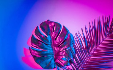 Yaratıcı tropik mor yaprakları düzeni. Doğaüstü bir kavram. Düz yatıyordu. Ultra viyole renkler.