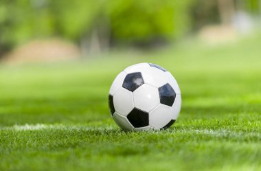 yeşil bir çim yakın futbol topu 