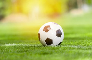 Gün batımı ışını ışığı altında sokak futbolu futbol için bir top