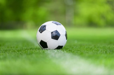 Siyah-beyazlı futbol topu sahada