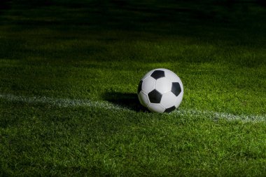 Siyah-beyazlı futbol topu sahada