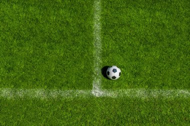 futbol topu klasik siyah ve beyaz cezası yeşil yapay çim üzerinde spot