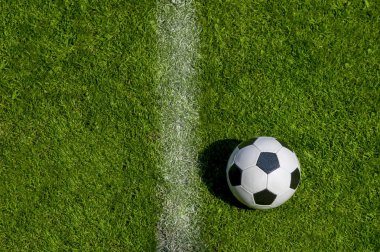 Yeşil çim arka plan üzerinde futbol topu ve futbol hattı üst görünümleri