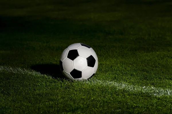 Bola Futebol Clássico Preto Branco Pênalti Relvado Artificial Verde — Fotografia de Stock