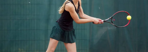 コートでテニスをする女性のミッドセクション — ストック写真