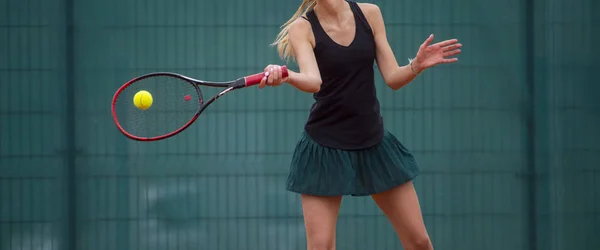 법원에서 테니스를 여자의 — 스톡 사진
