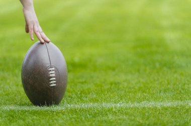 Bir çim oyun alanında Futbol Hike hazır, yatay, polis