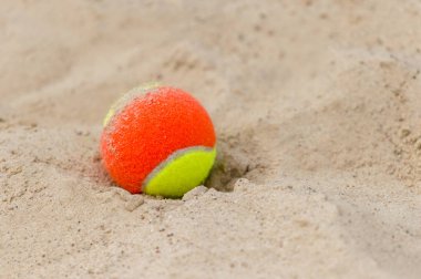 Kumsalda kumsalda tenis topu. Yaklaş.
