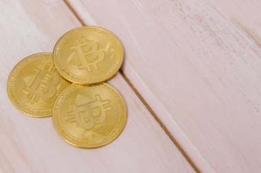 Pembe pastel ahşap arka plan üzerinde altın bitcoins