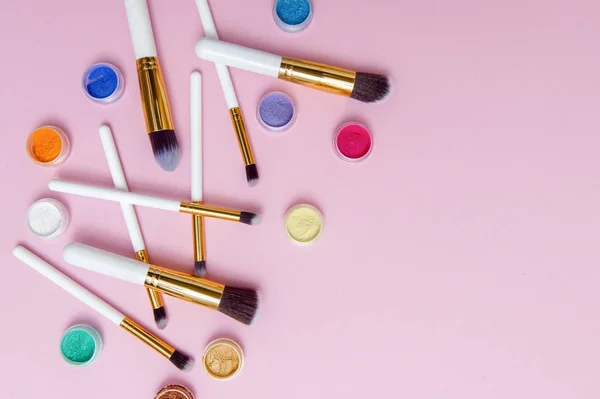 Cepillo Maquillaje Sobre Fondo Rosa Con Colorido Polvo Pigmento Vista —  Fotos de Stock